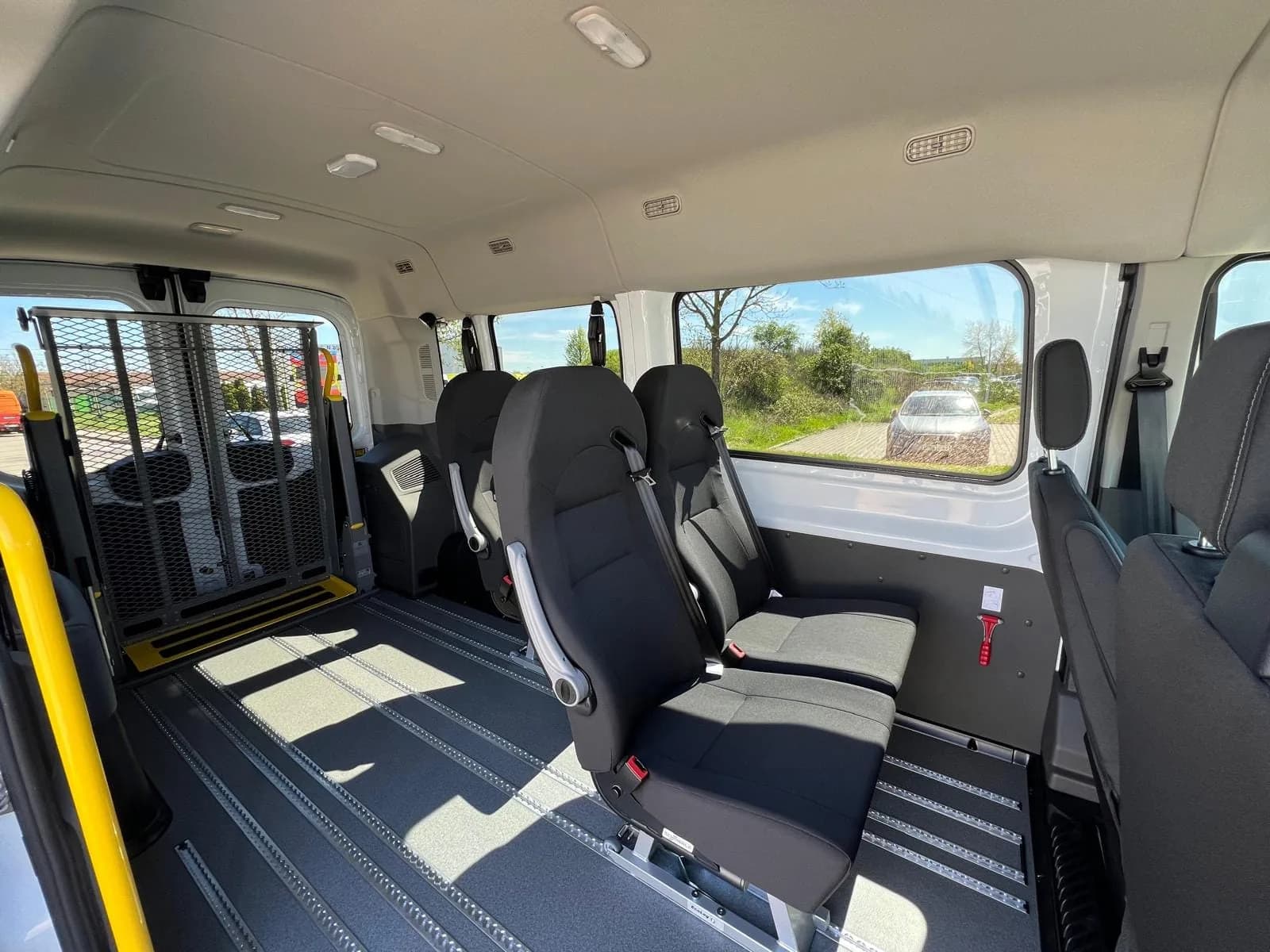Innenraum des Fahrzeugs mit Sitzplätzen, Zurrschienen und Rampe